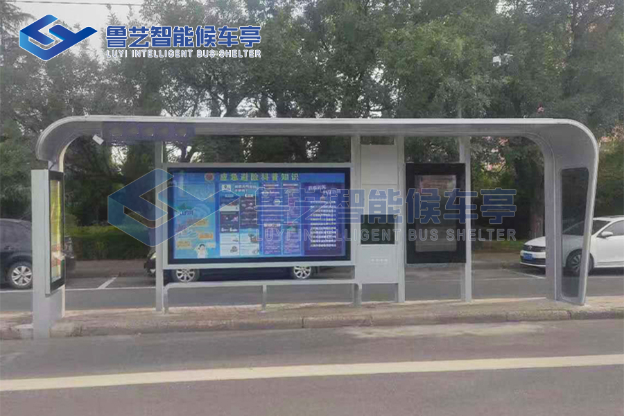 河南某市全新公交候車亭啟用，科技與便捷提升出行體驗(yàn)