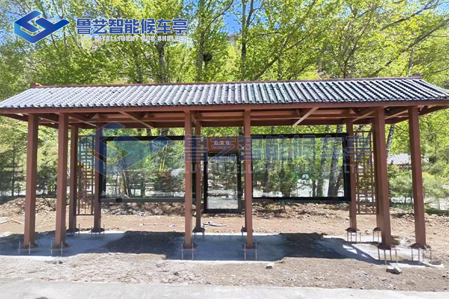 山西某市仿古公交候車亭項(xiàng)目完工，傳統(tǒng)韻味與現(xiàn)代便捷